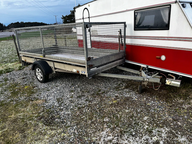 Stort bromsat galler släp