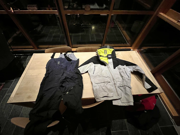 Helly hansen seilerjakke og bukse til leie