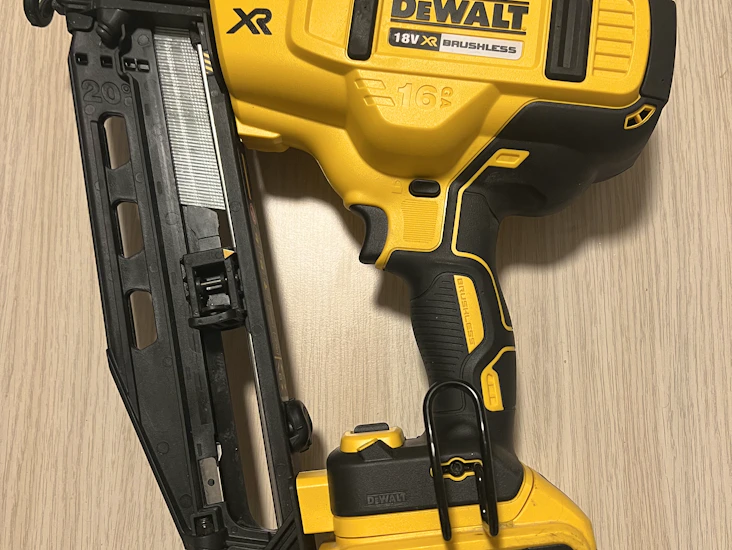 Dykkert pistol på batteri