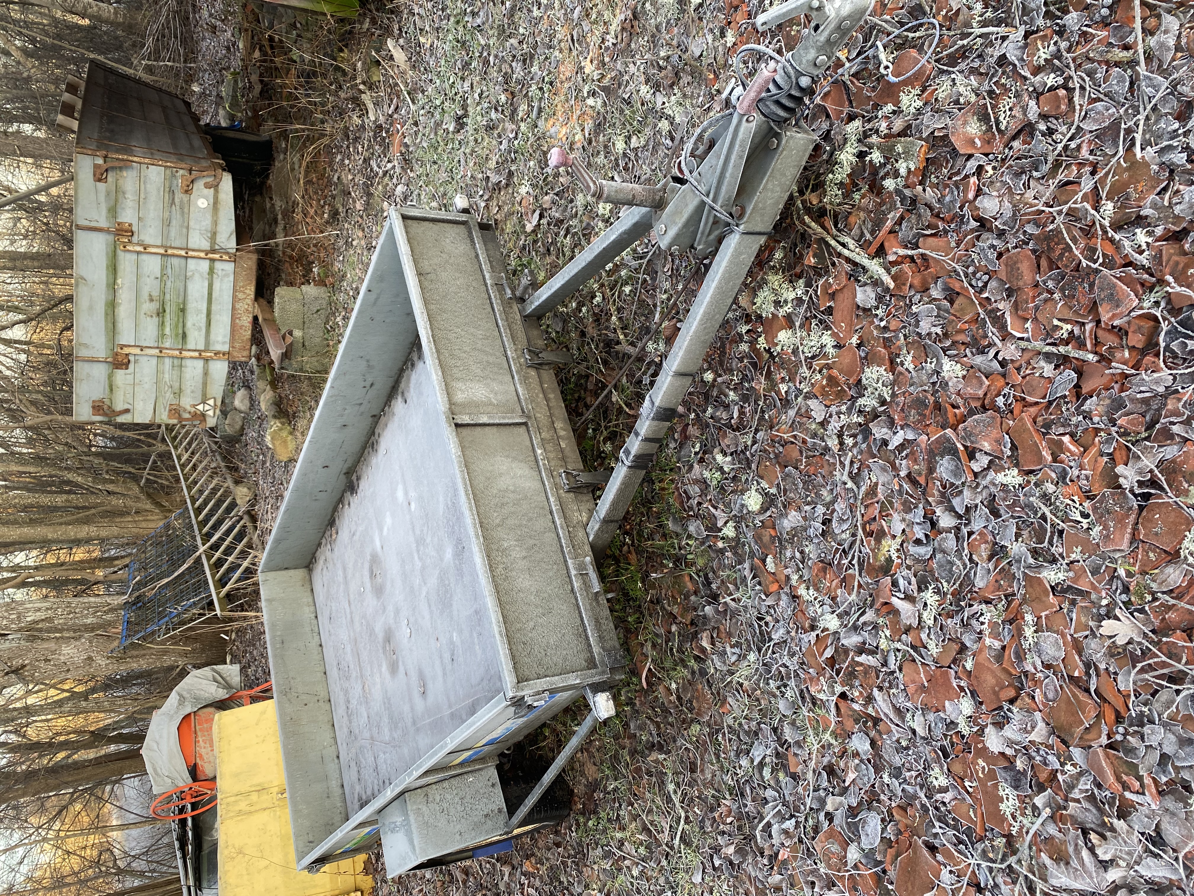 Släpkärra släpvagn 1300 kg med hand-tipp