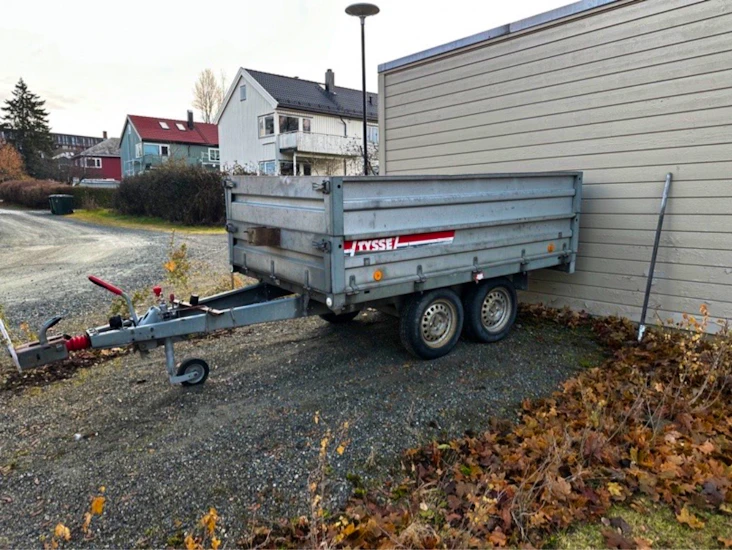 Åpen tilhenger med høye karmer