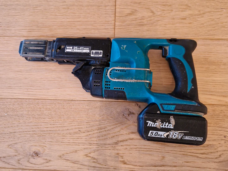 Makita nauharuuvinväännin