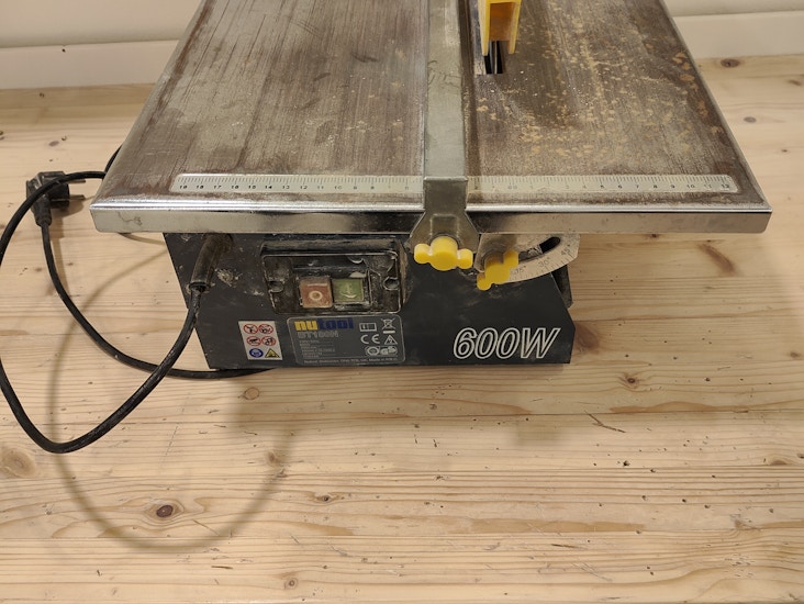 Vesitimanttileikkuri laattojen katkaisuun