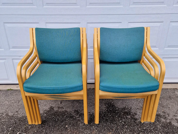 8 grønne stoler, med armlene