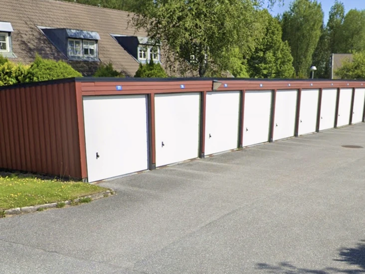 Garage i björkhaga med laddbox