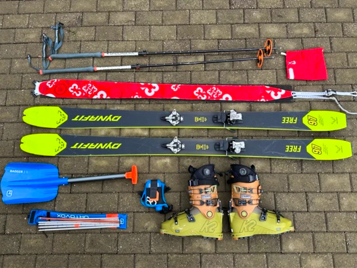 Toppturpakke (ski 184cm, støvler 43 (28.5), staver, skredpakke)