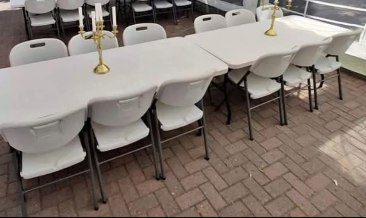 30 stolar och 5 bord och fri leverans