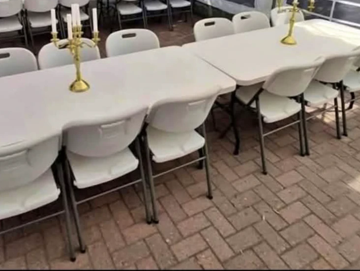 30 stolar och 5 bord och fri leverans