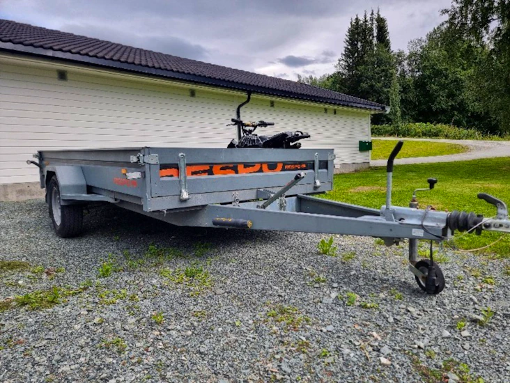 Stor tilhenger med tipp.