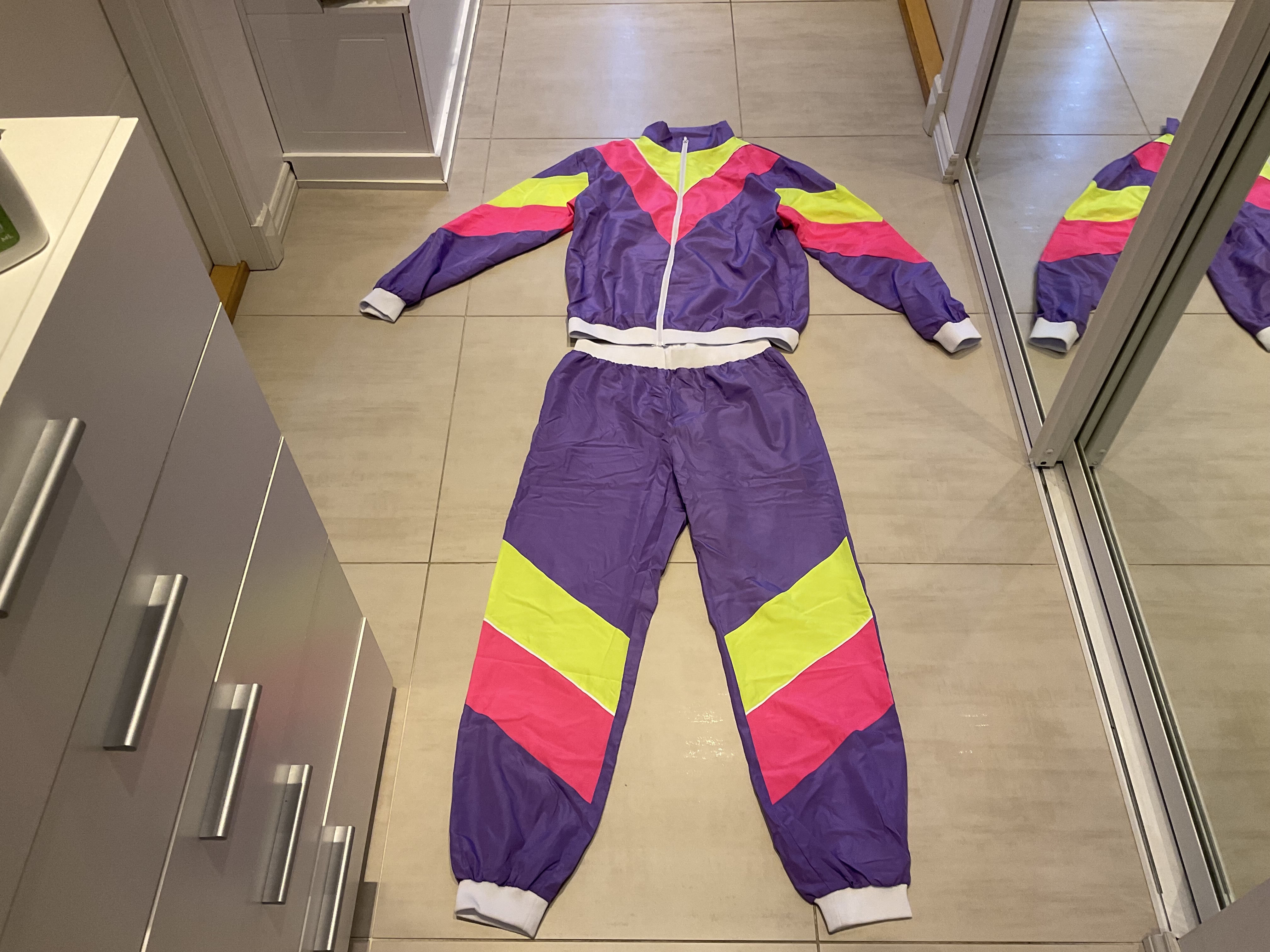 Skikkelig kul 70/80talls dress. perfekt for afterski eller andre happenings.