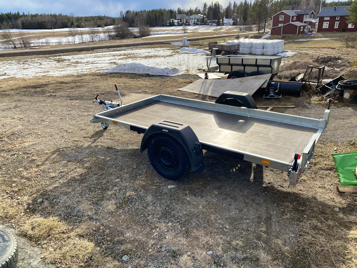1100 kg bromsad släpvagn med tipp