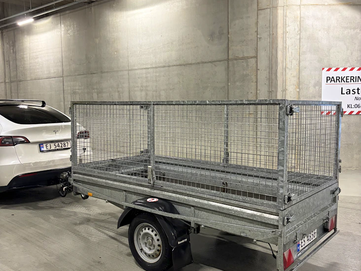 Bremset tilhenger med nettinggrinder