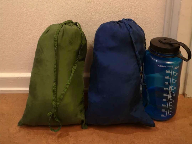 Två st. 3-delade sidenlakan för resa.