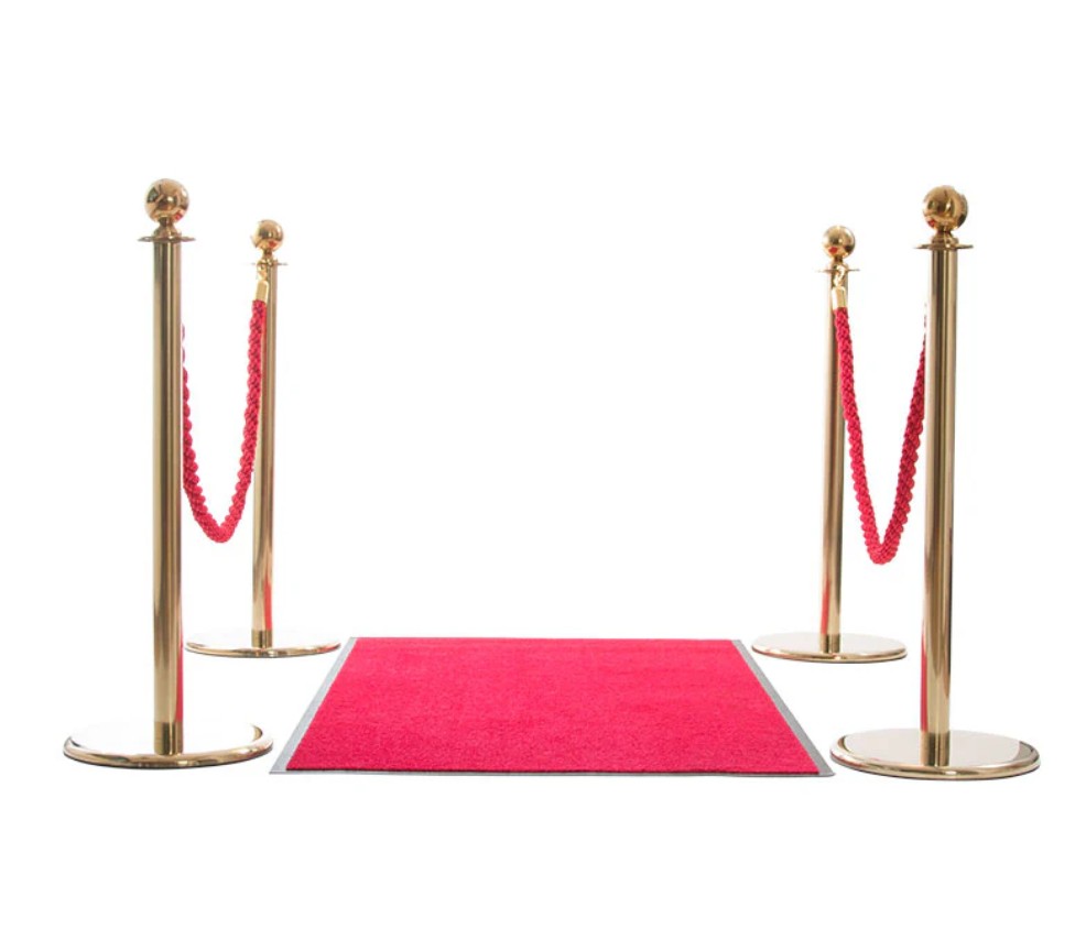 Röd matta + 4 stolpar i guld