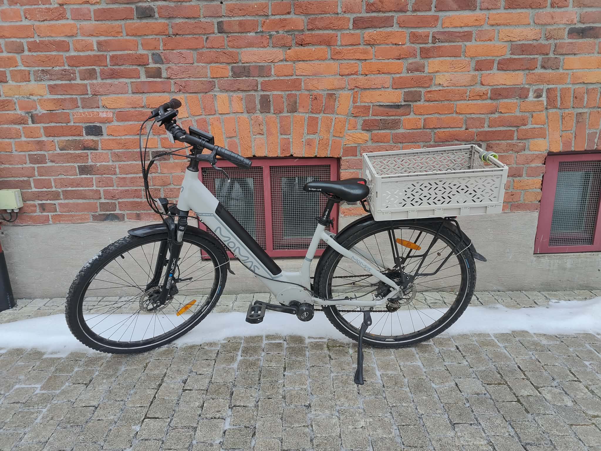 Praktisk el-sykkel med kurv