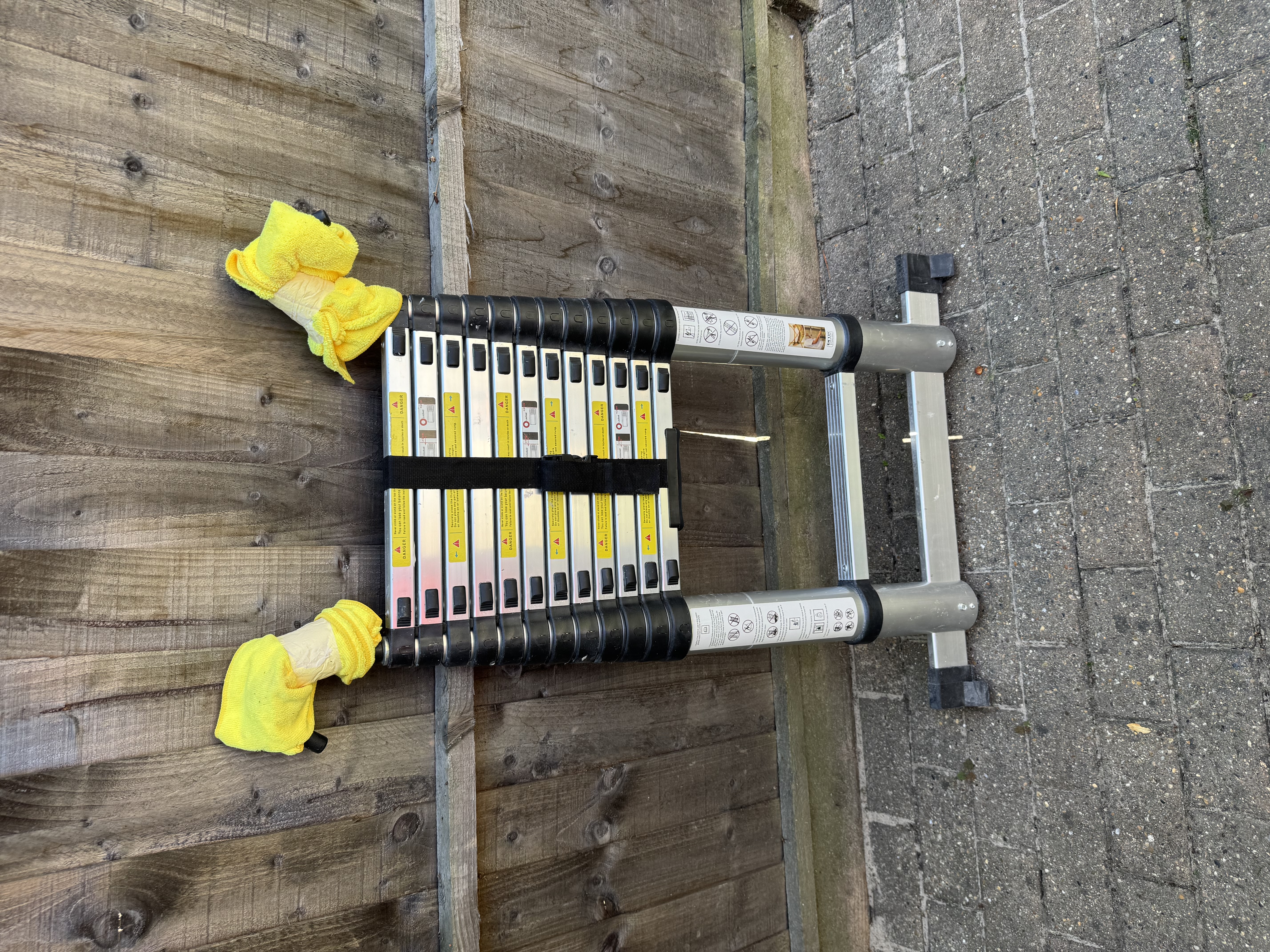 Telescopic aluminium ladder 3.8m / 12.5ft with stabiliser bar and detachable hooks
