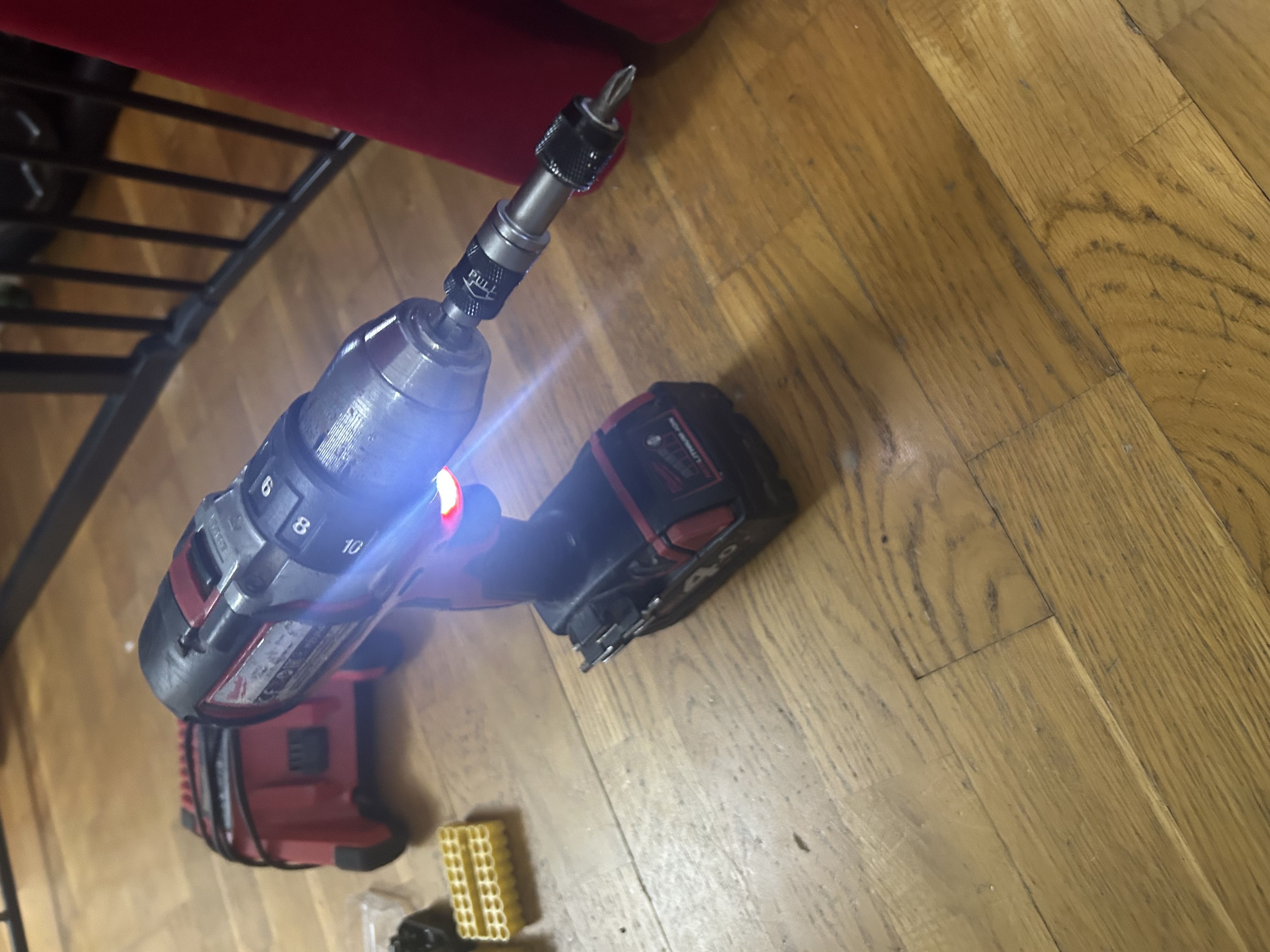 Borrskuvdragare med bits och olika borr