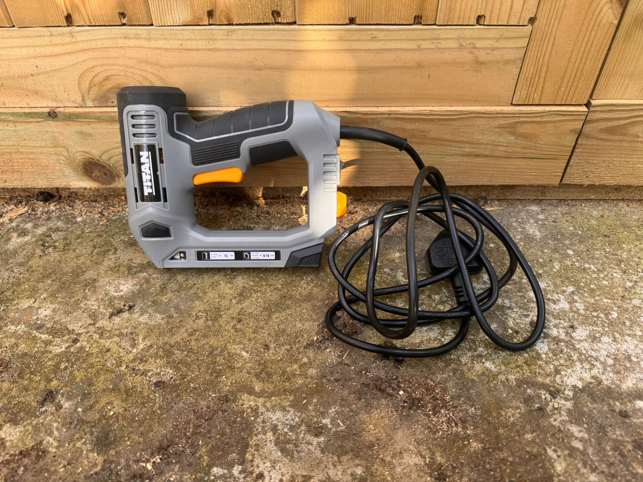 Second fix nail and staple gun