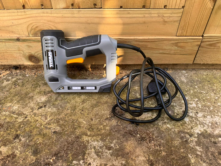 Second fix nail and staple gun