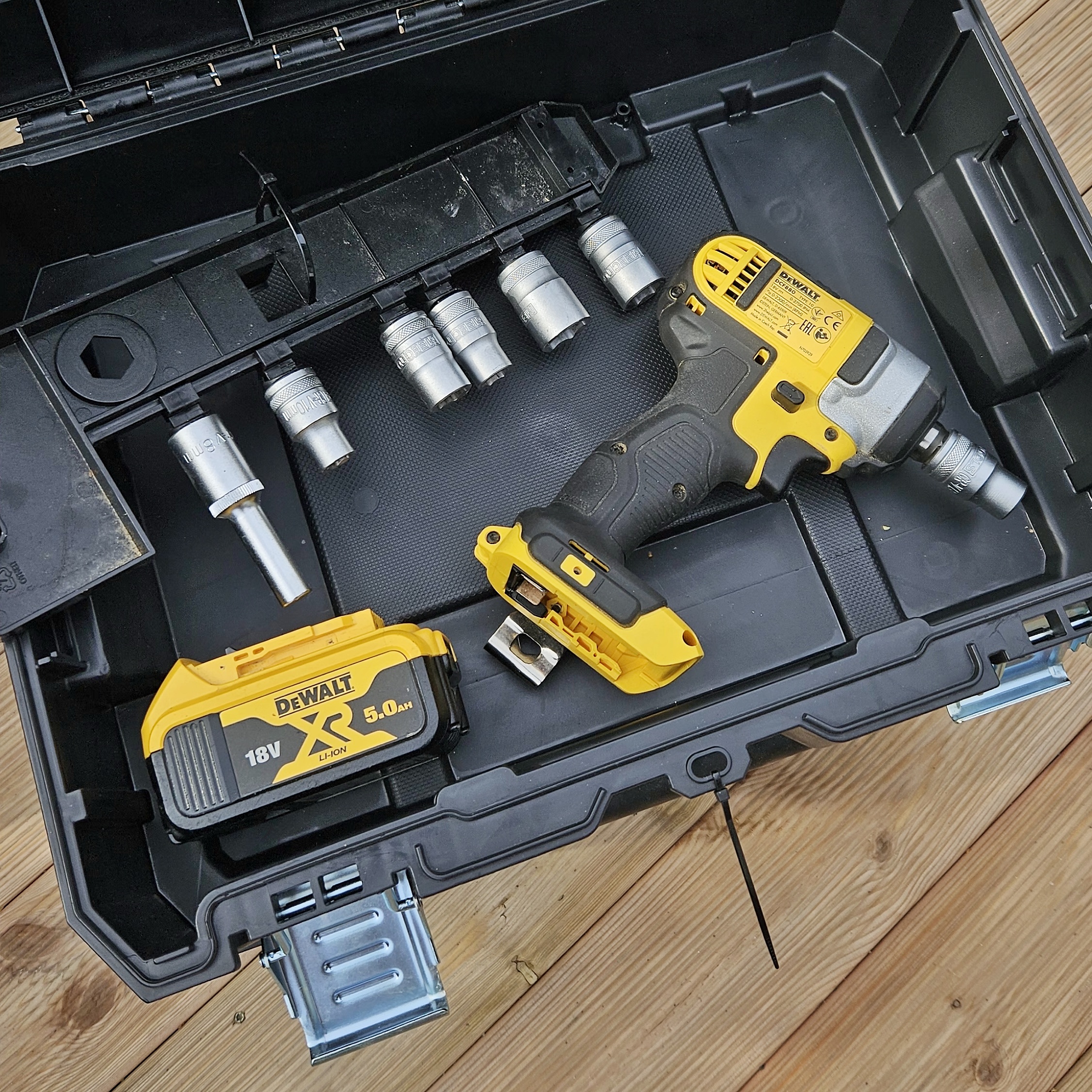 Mutterdragare dewalt dcf880 18v