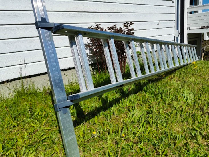 Teleskopstige med stabilisator ben