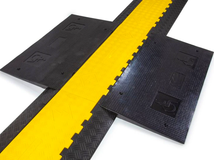Rubber wheelchair ramp for cable protectors (pair)