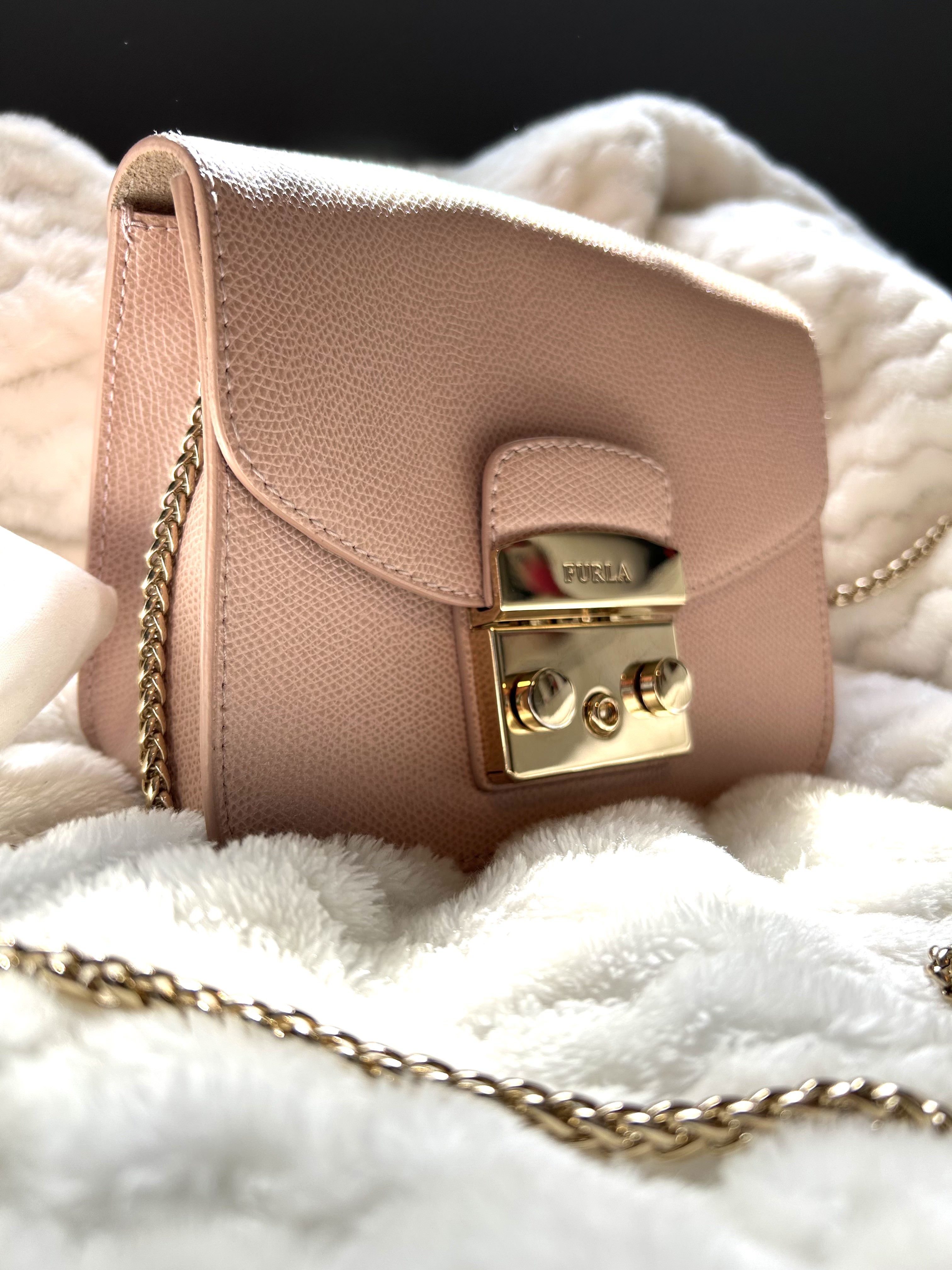 Furla metropolis mini crossbody – aito italialainen designer-laukku häihin ja juhliin