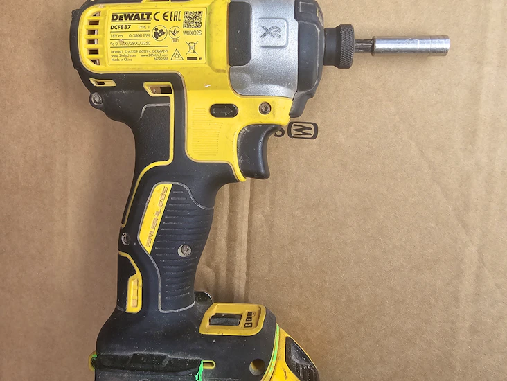 Dewalt xr 18v impact driver with battery & charger