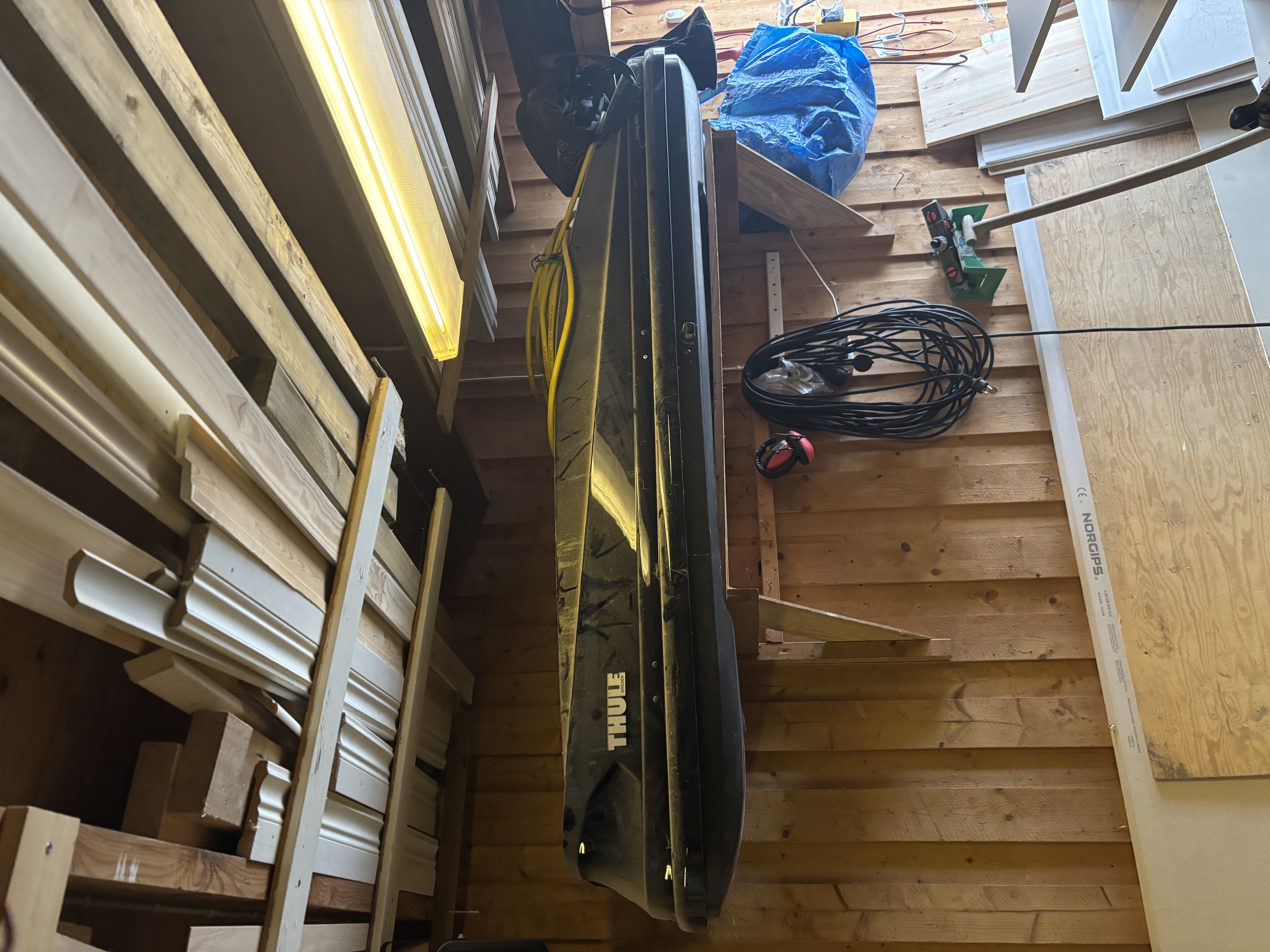 Takbox thule med tesla model y och 3 räcken