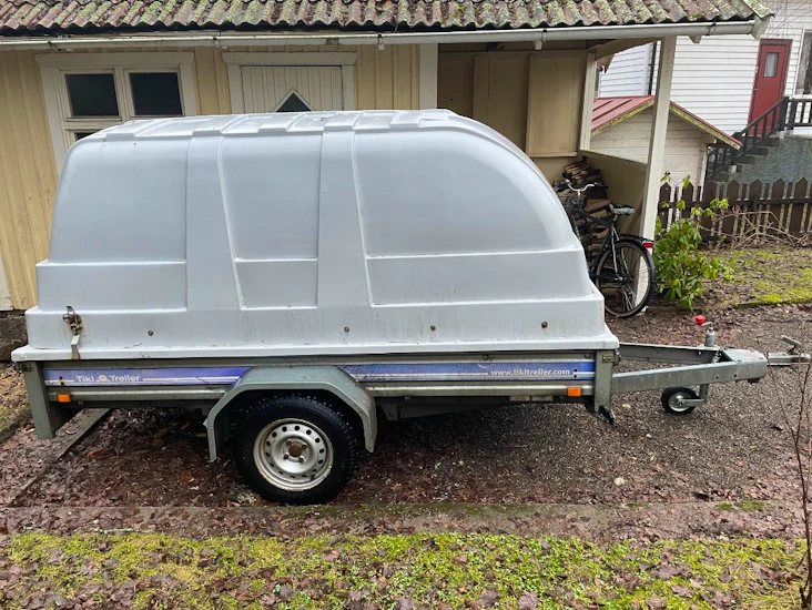 Släpvagn med kåpa och tipp tiki c265