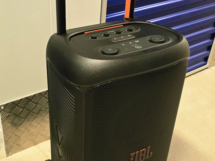 Jbl partybox 520 – kratfull batterihögtalare med ai ljud, hjul & mick