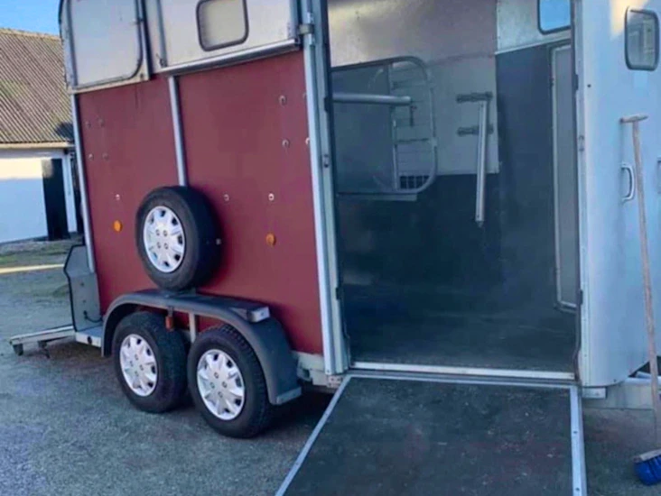 Hästsläp med frontutlastning ifor