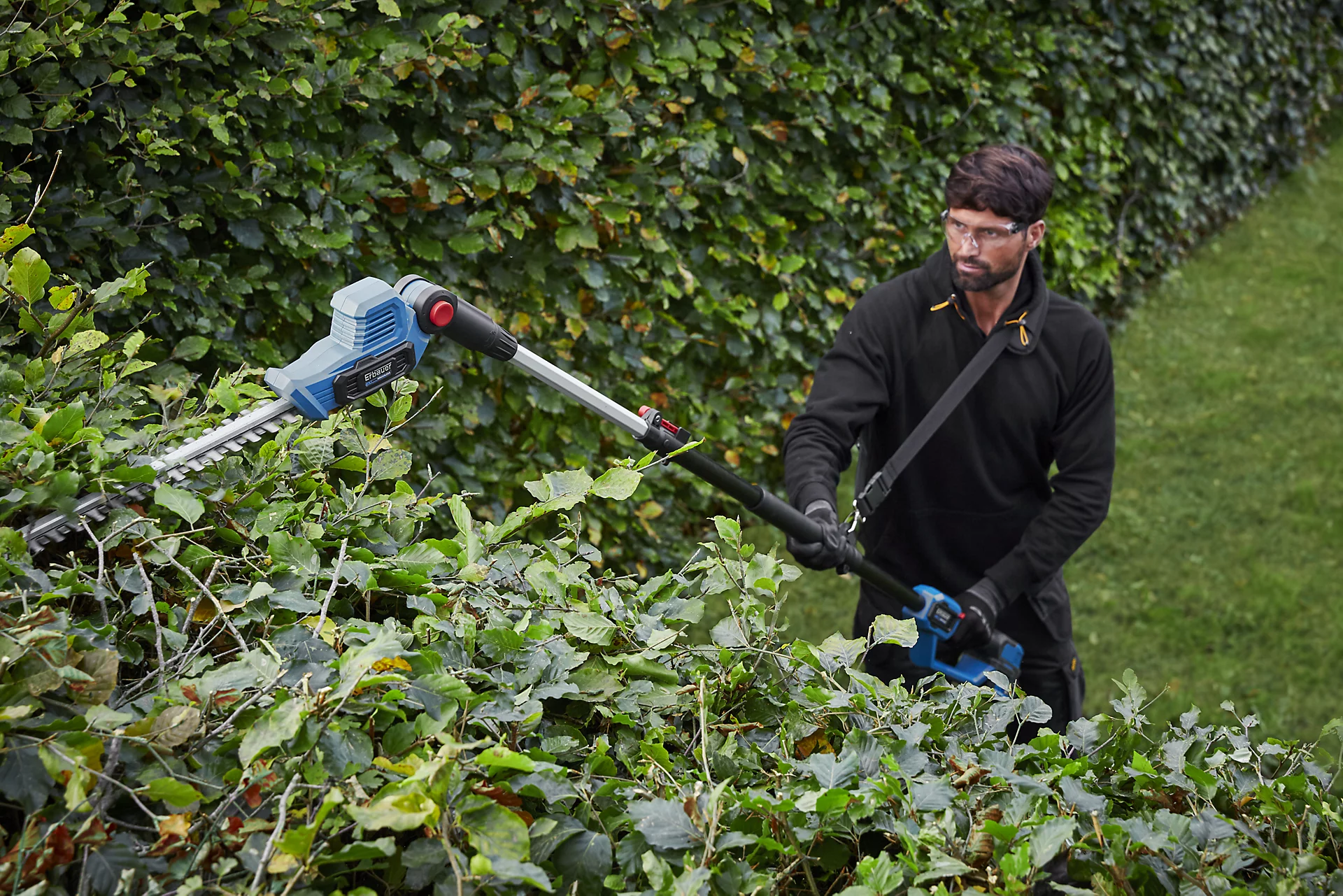 Erbauer cordless pole hedge cutter