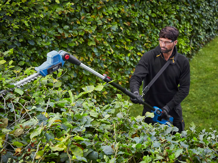 Erbauer cordless pole hedge cutter