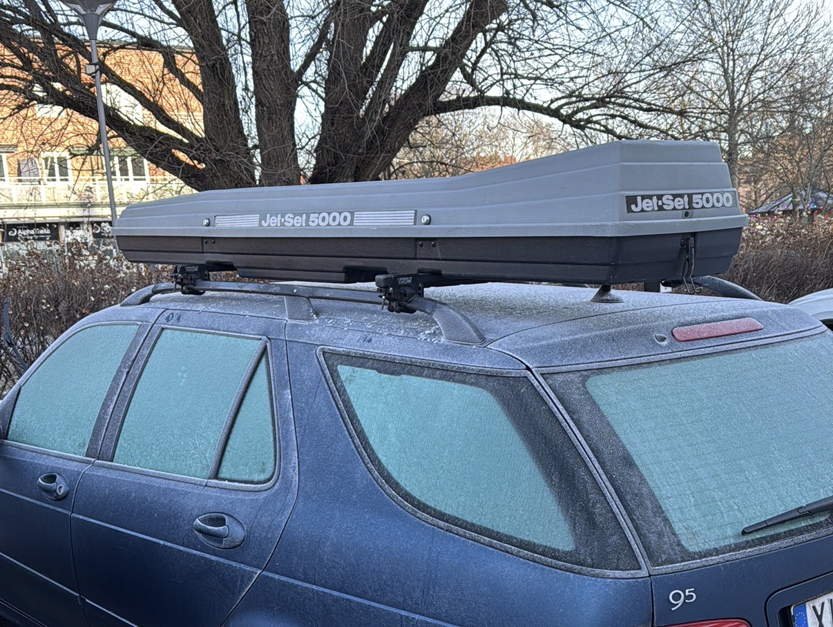 Jet set 5000 låsbar takbox med takräcke från thule.