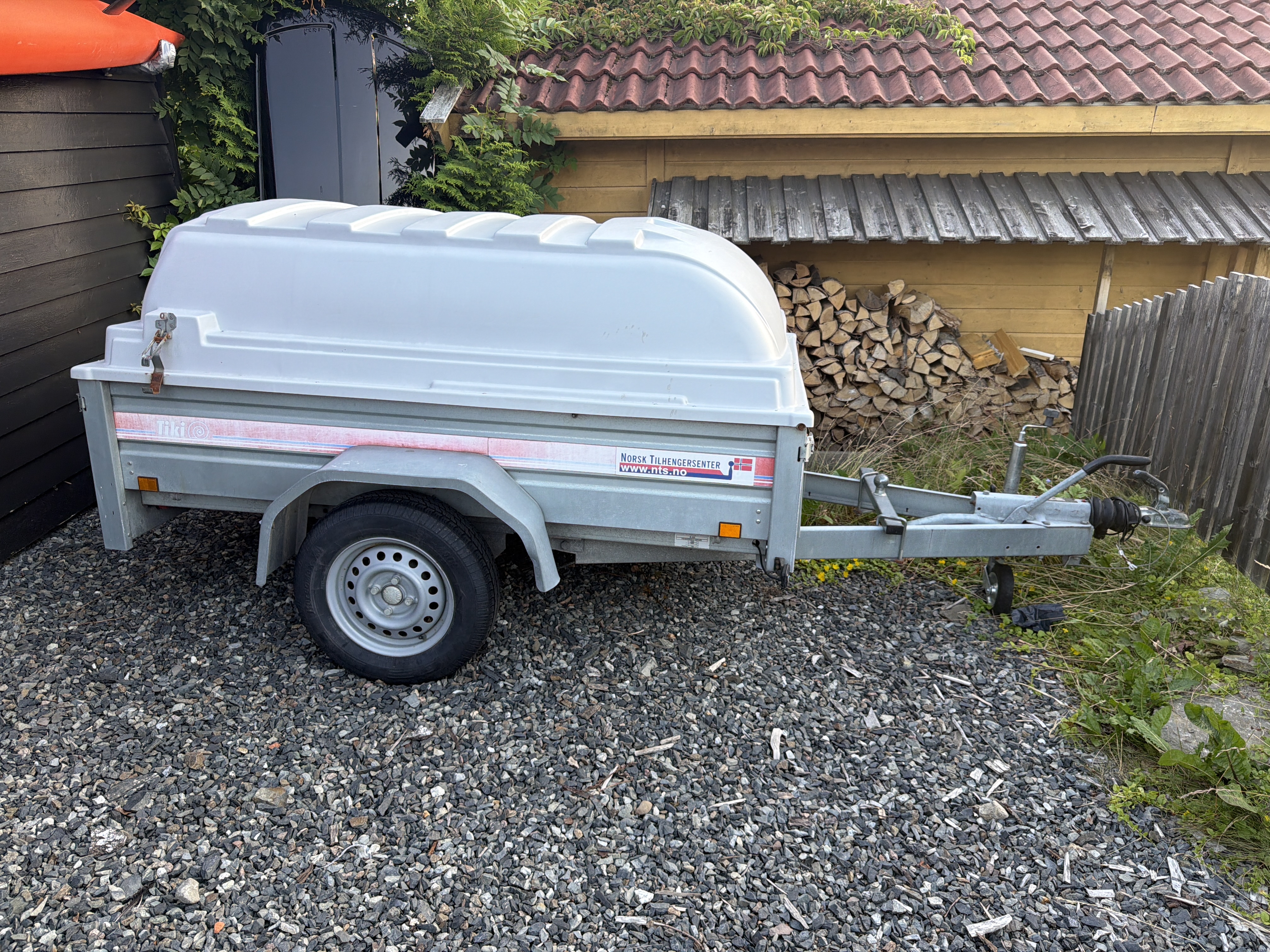 Tilhenger med lokk og brems - for ferie og frakt av ting