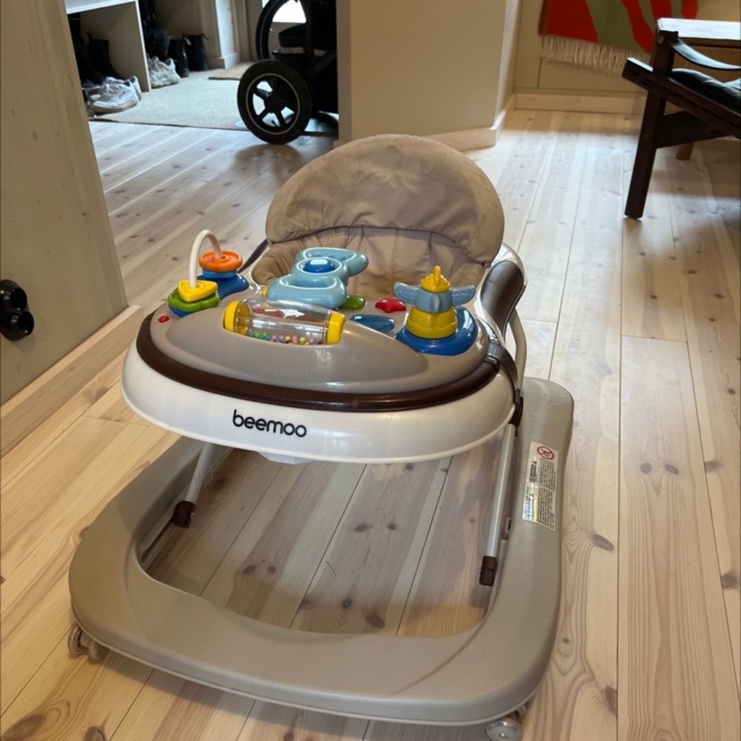 Gåstol med underhållningsplatta