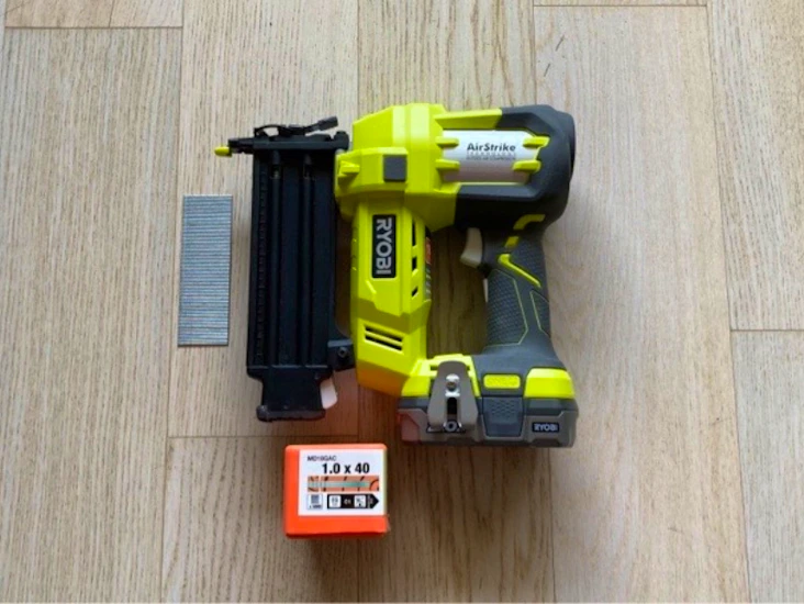 Ryobi airstrike spikerpistol (batteridrevet)