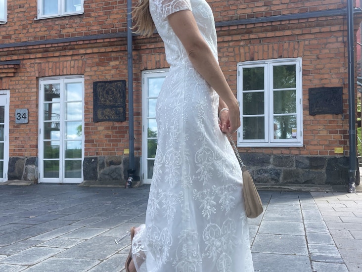 Vit vacker spetsklänning