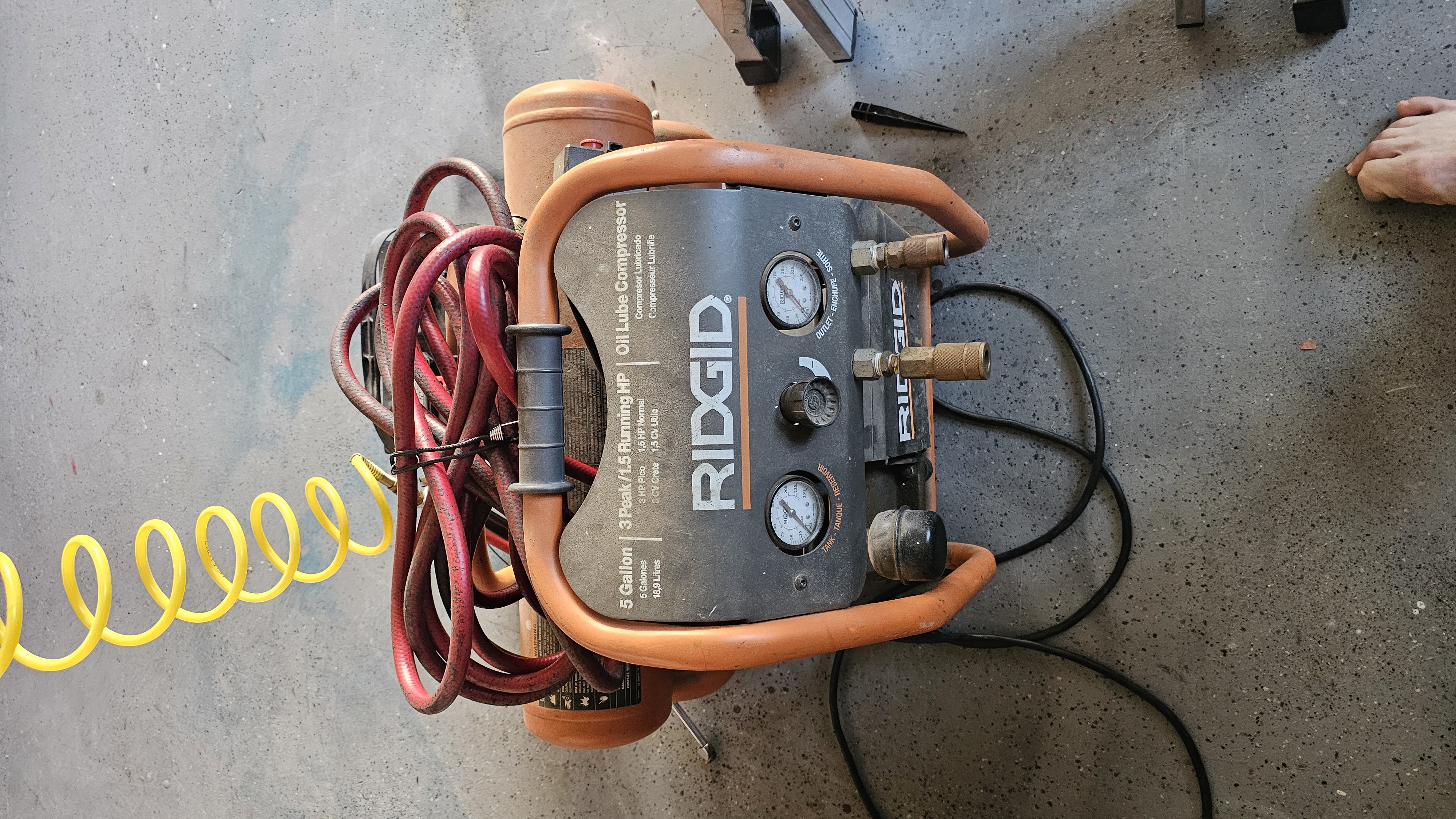 Rigid 5 gallon 1.5 hp air compressor with hose