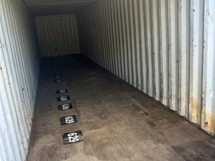 40 fots hq container med belysning och lås. upplands bro