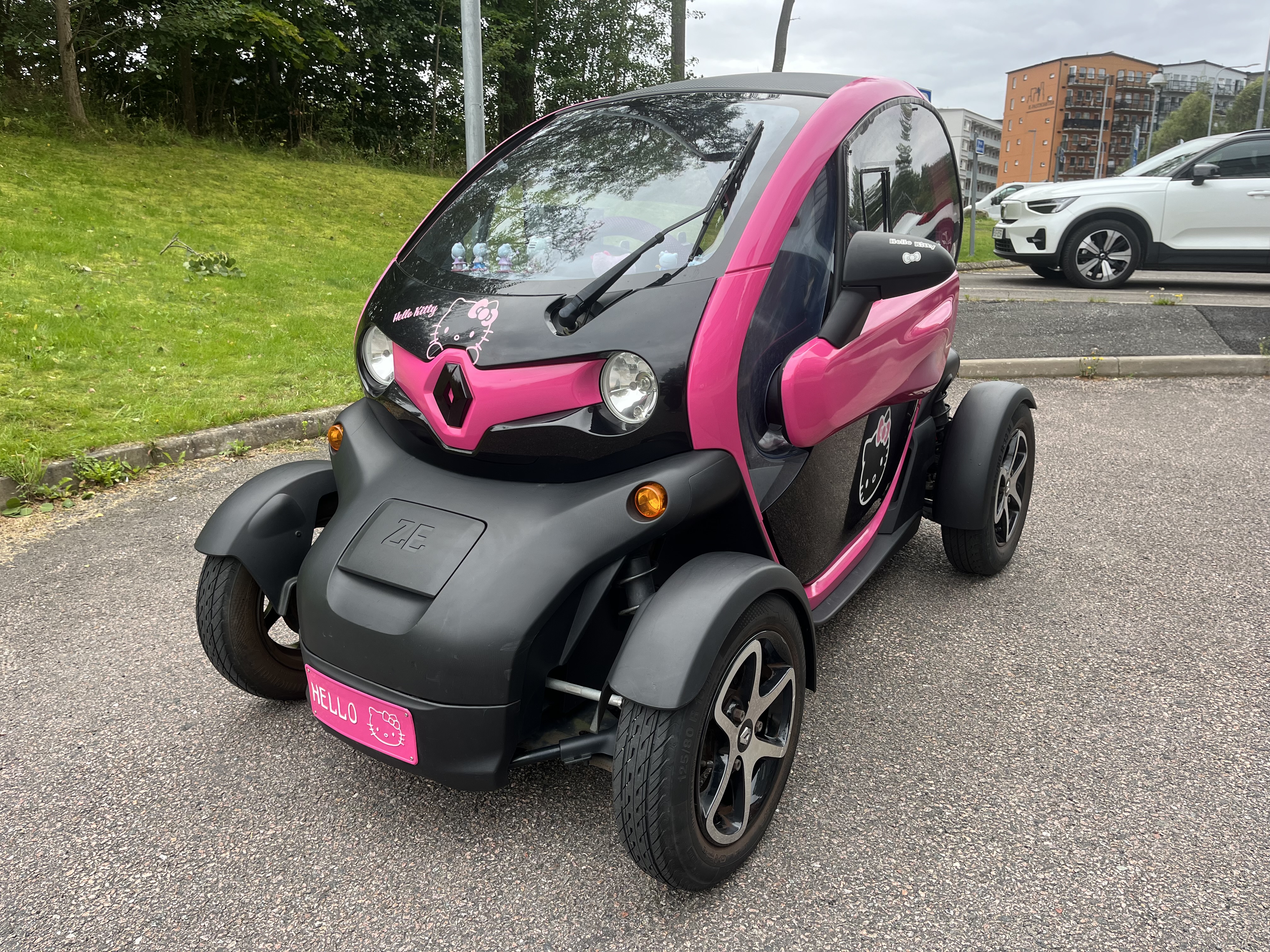 Renault twizy 80 (hello kitty)
