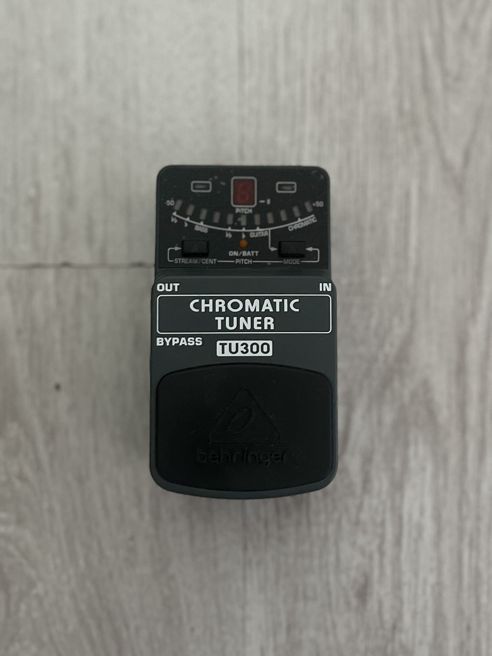Chromatic tuner guitar pedal