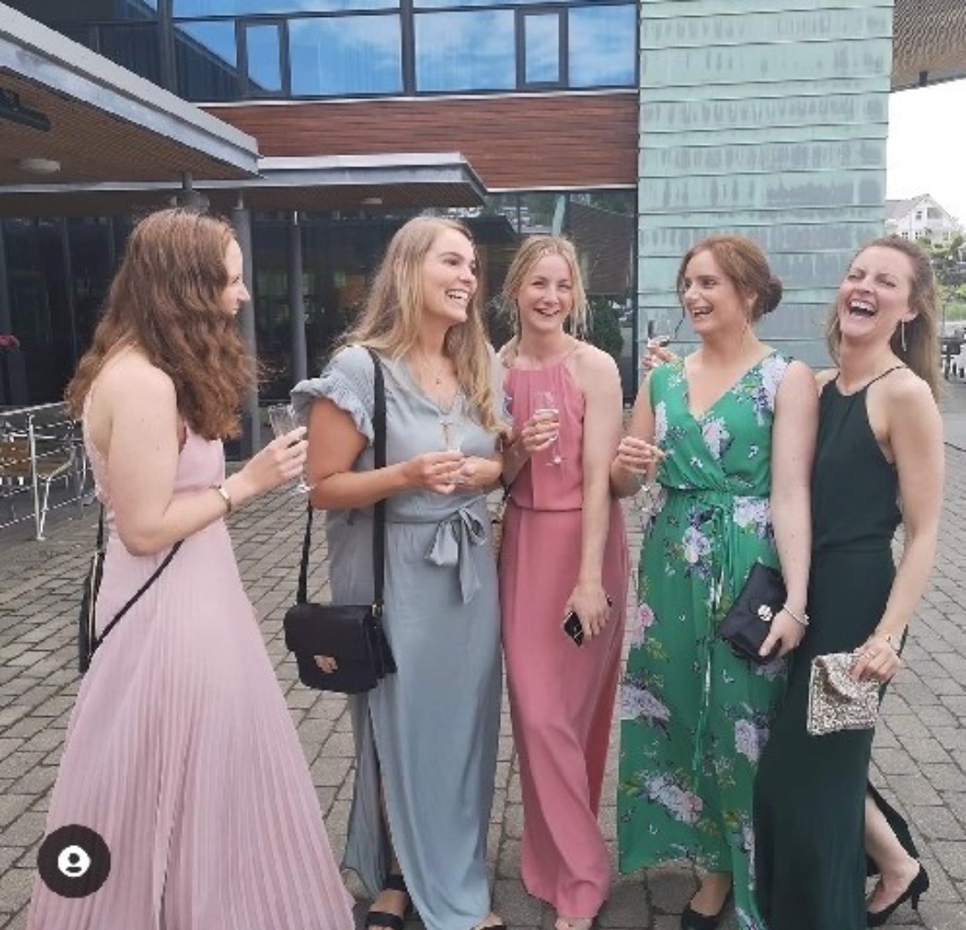 Nydelig kjole fra floyd leies ut