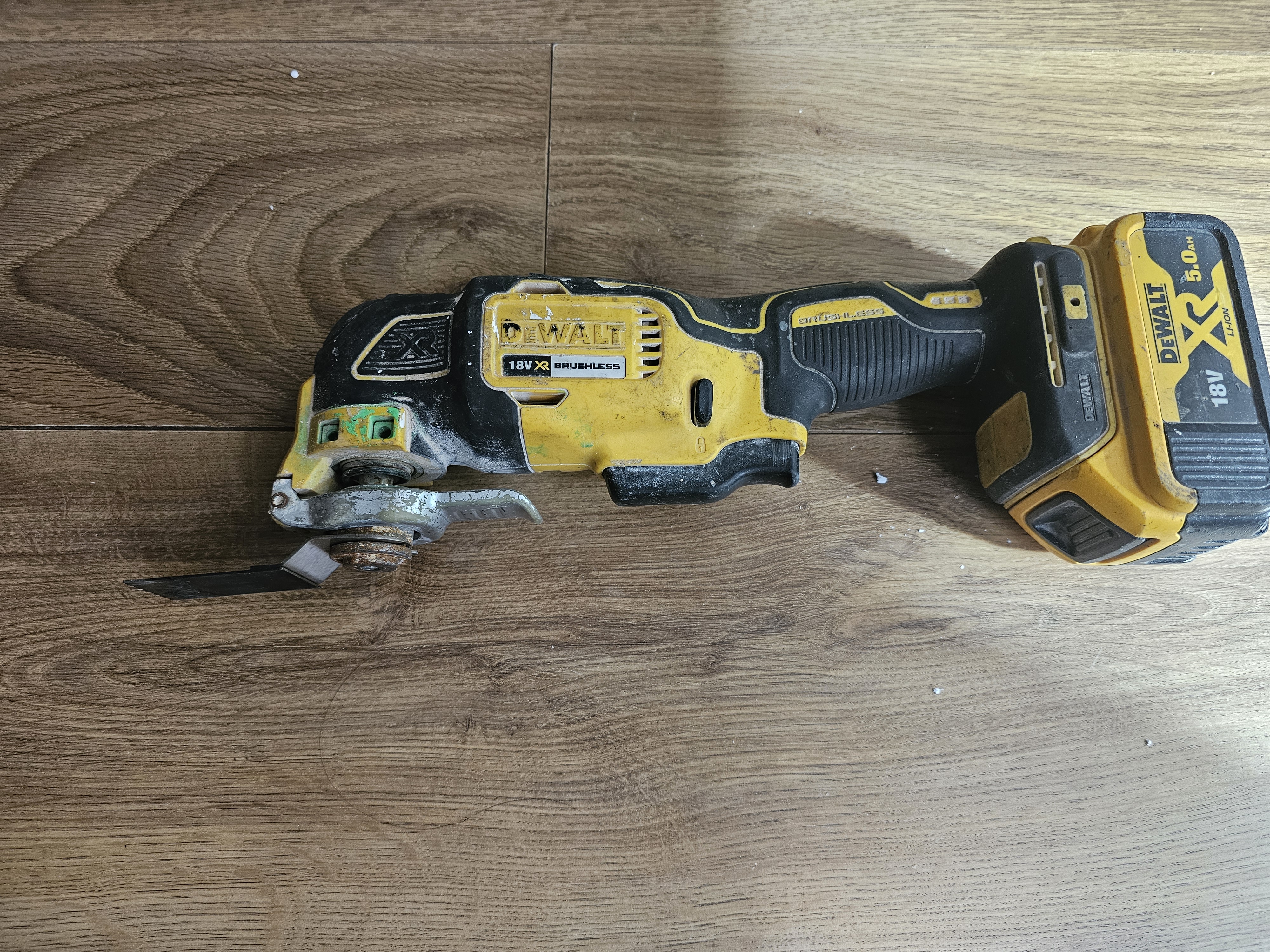 Dewalt xr 18v cordless multi-tool with battery & charger