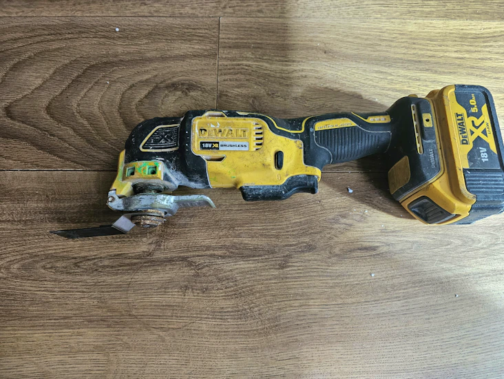 Dewalt xr 18v cordless multi-tool with battery & charger