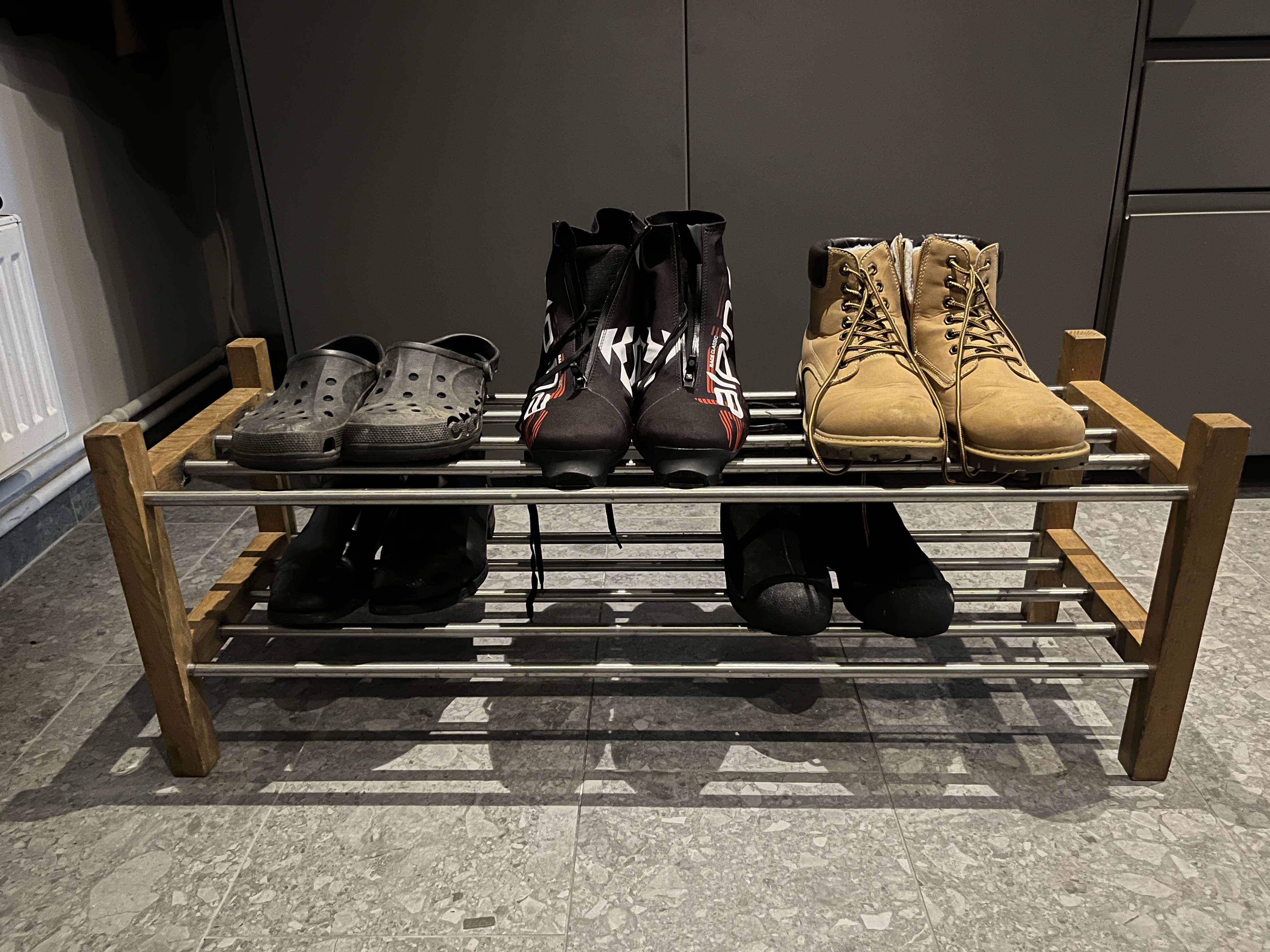 Stabil skohylla i trä & metall – rymmer många skor