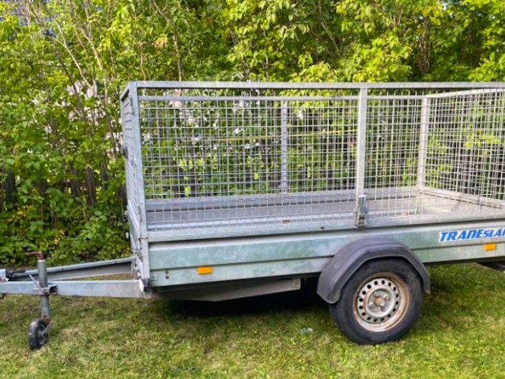 Tranesläp med galler
