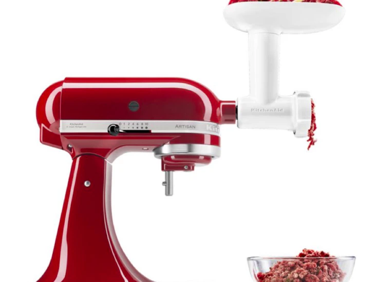 Köttkvarn och tillsats för korvtillverkning