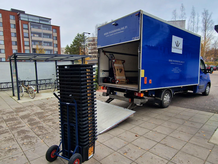 Renault master muuttoauto perälautanostimella